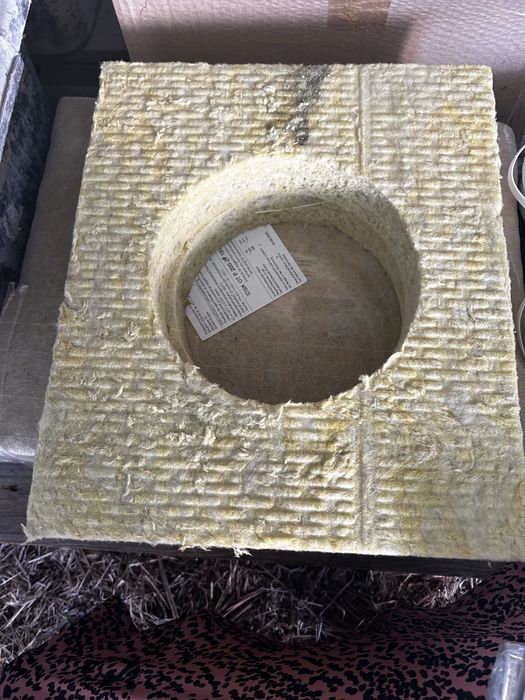 Płyta z wełny mineralnej z otworem – izolacja kominka, pieca, rury
