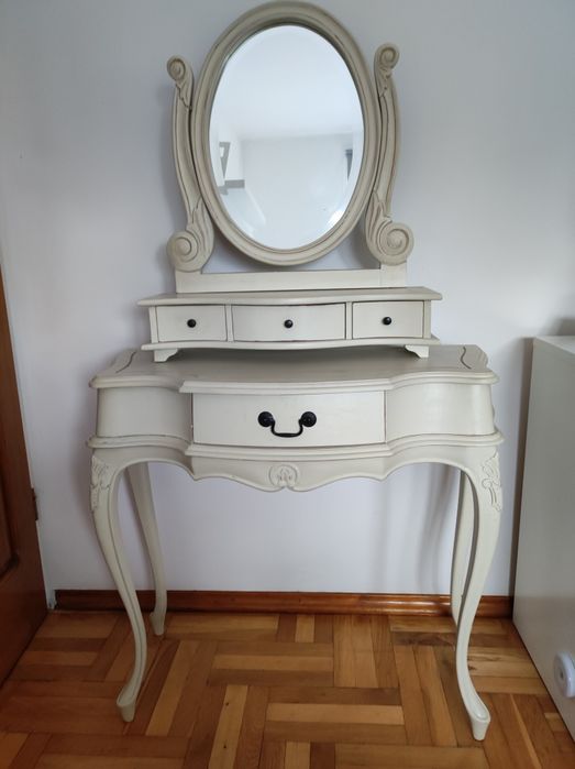 Stara toaletka kosmetyczna