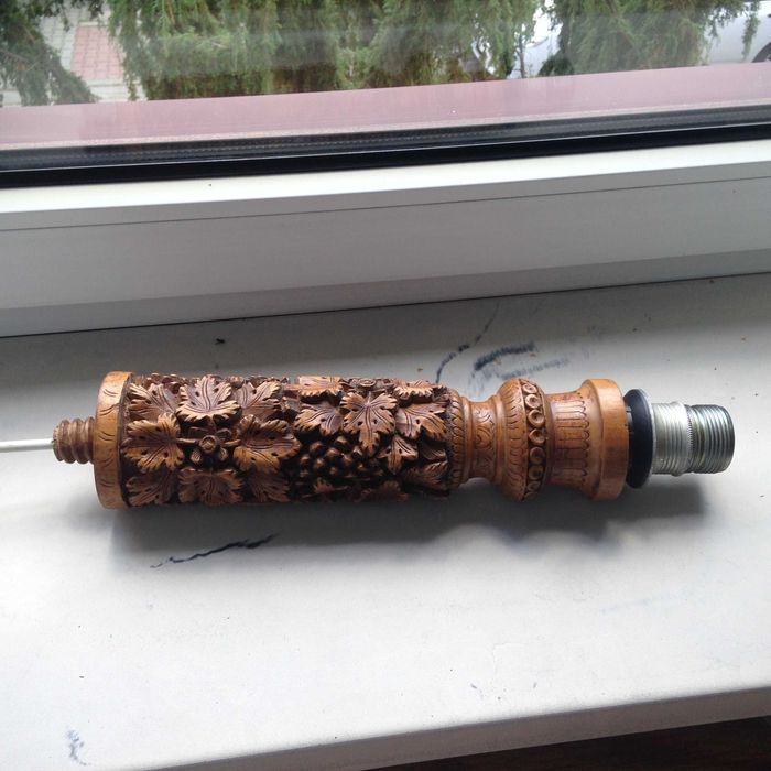 Sprzedam amatorowi pięknie rzeźbioną  stojącą lampę z drewna z Indii