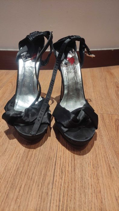 Sandália salto alto com tira em cetim 39