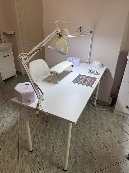 Biurko kosmetyczne do stylizacji paznokci manicure