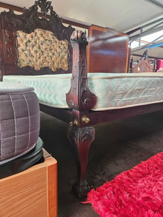 Cama antiga com estrado e colchão - Bom estado geral