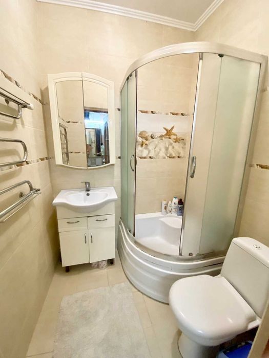 Продам 4-х комнатную квартиру на земле в центре.