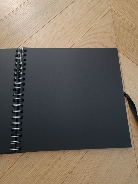 Czarny album w srebrne serduszka do scrapbookingu