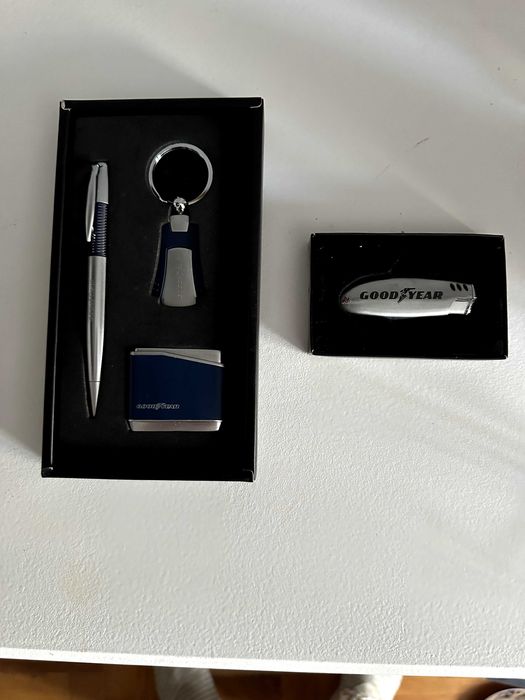 Isqueiro, caneta e porta-chaves Goodyear