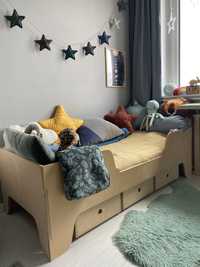 Piękne łóżko ze sklejki ze stelażem materacem i szufladami