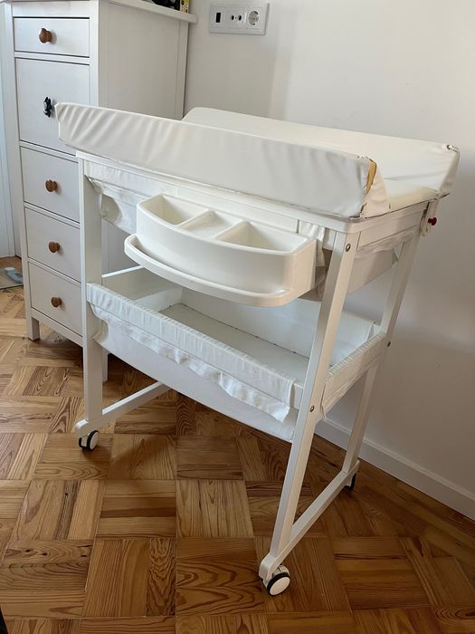Muda fraldas móvel c/banheira Trama + Cadeira de papa IKEA c/tabuleiro