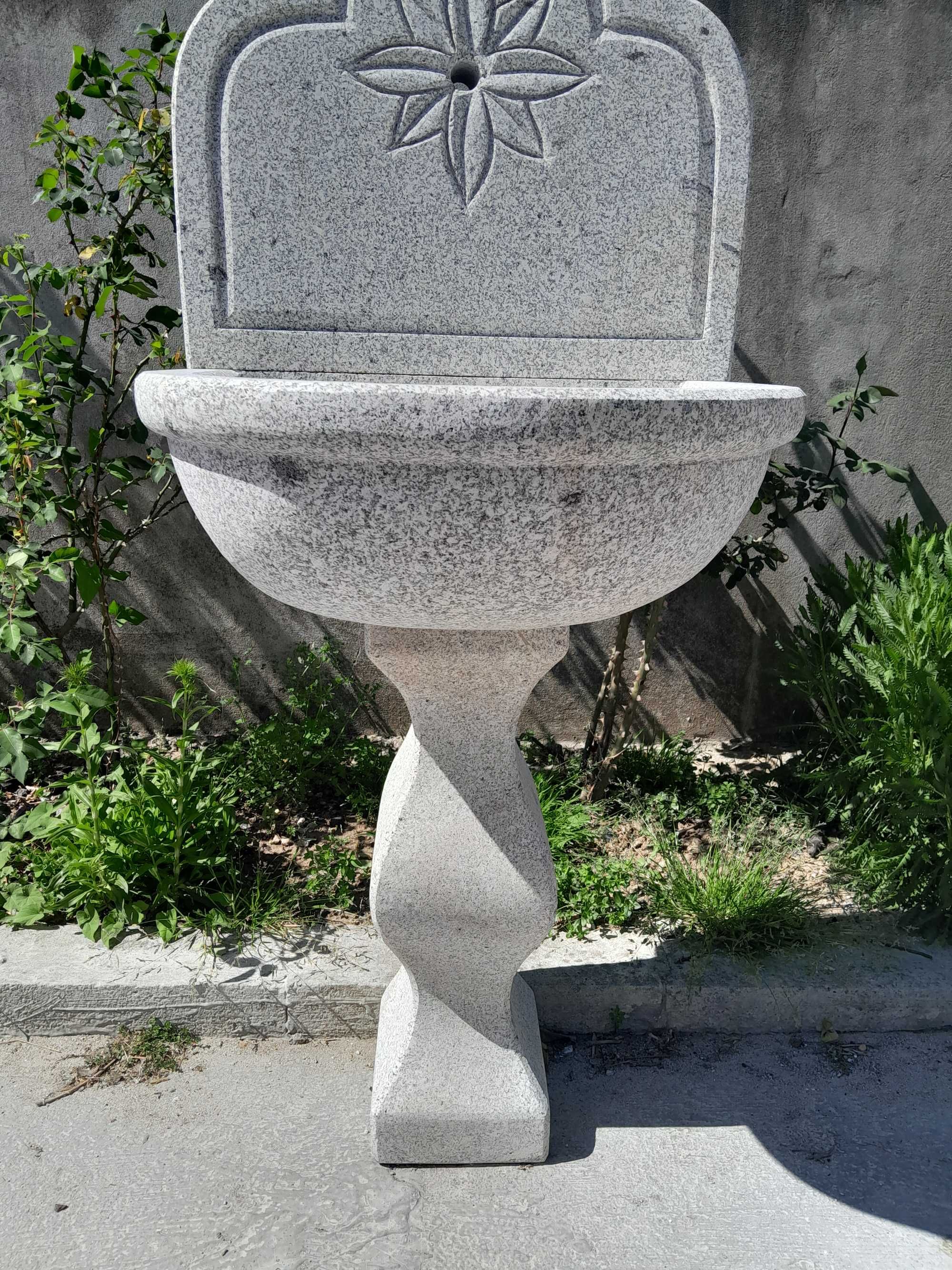 Fontanário em pedra amaciada