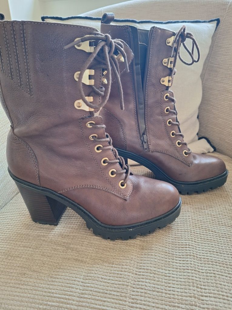 Botins Guess castanho