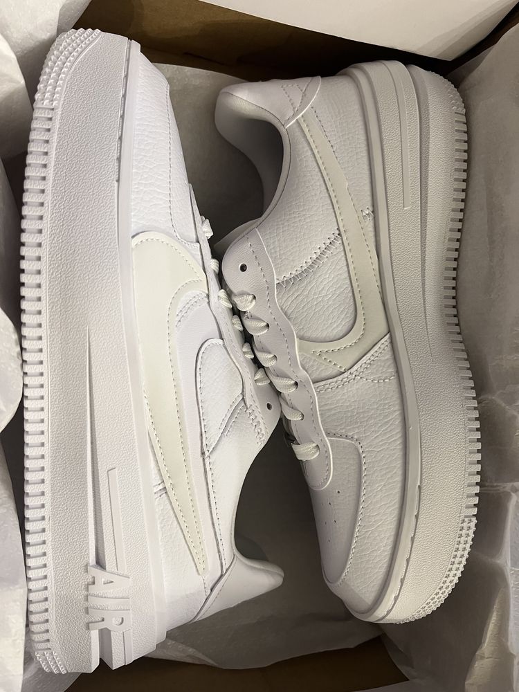 Buty sportowe Nike W AF1 PLT.AF.ORM białe rozmiar 40