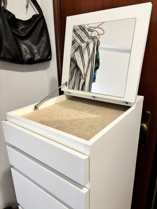 Cômoda Ikea com espelho