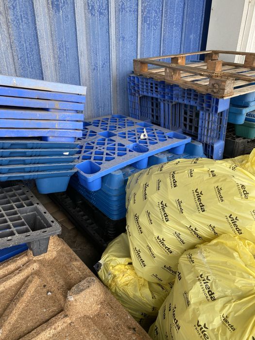 Paletes de plastico e contraplacado