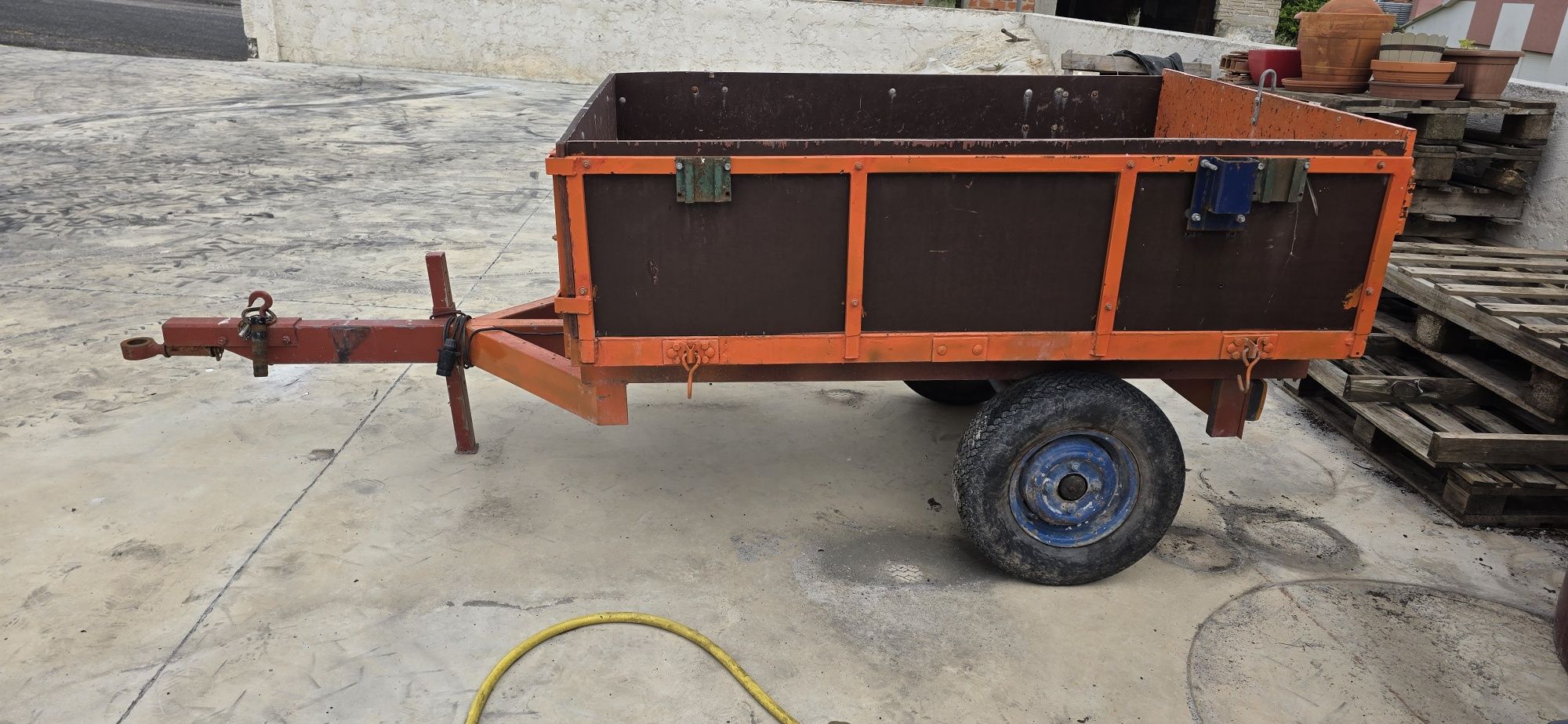 Vendo reboque de trator pequeno capacidade 1m3