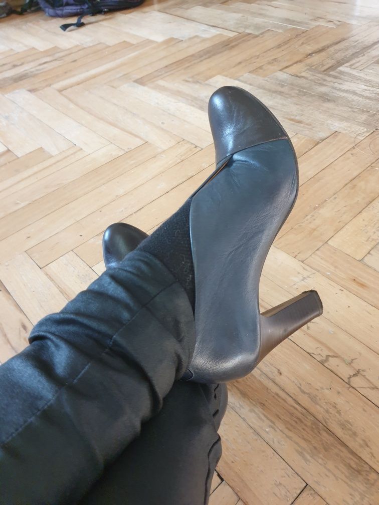 Зручні шкіряні жіночі туфлі 37. Ботильони, шкіряні черевики