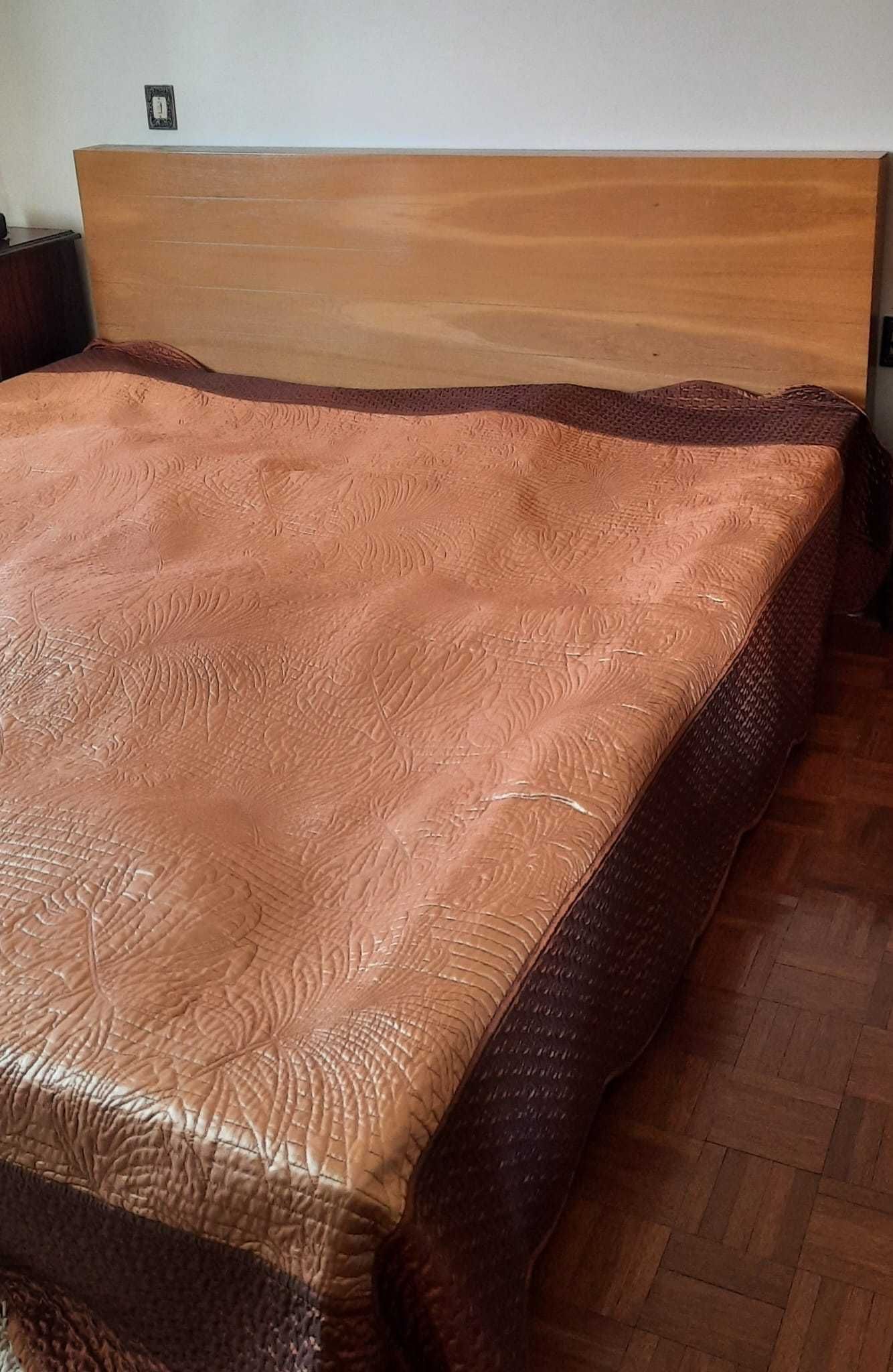 Cama Casal em Carvalho (colchão incluído), como nova 1600x2000