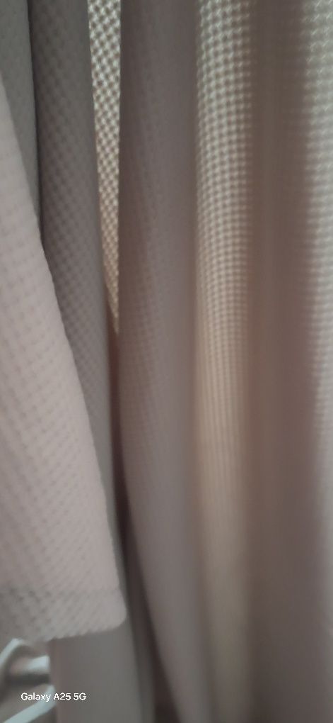 Duas cortinas semi opacas como novas