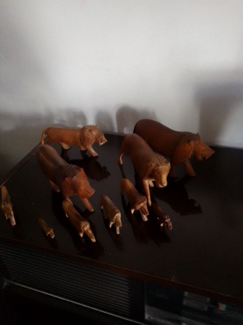 Leões em madeira, artesanato africano.