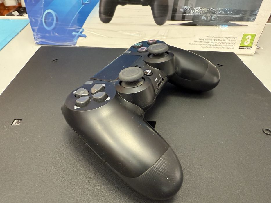 Konsola ps4 pro 1000gb pelny zestaw CUH-7016B