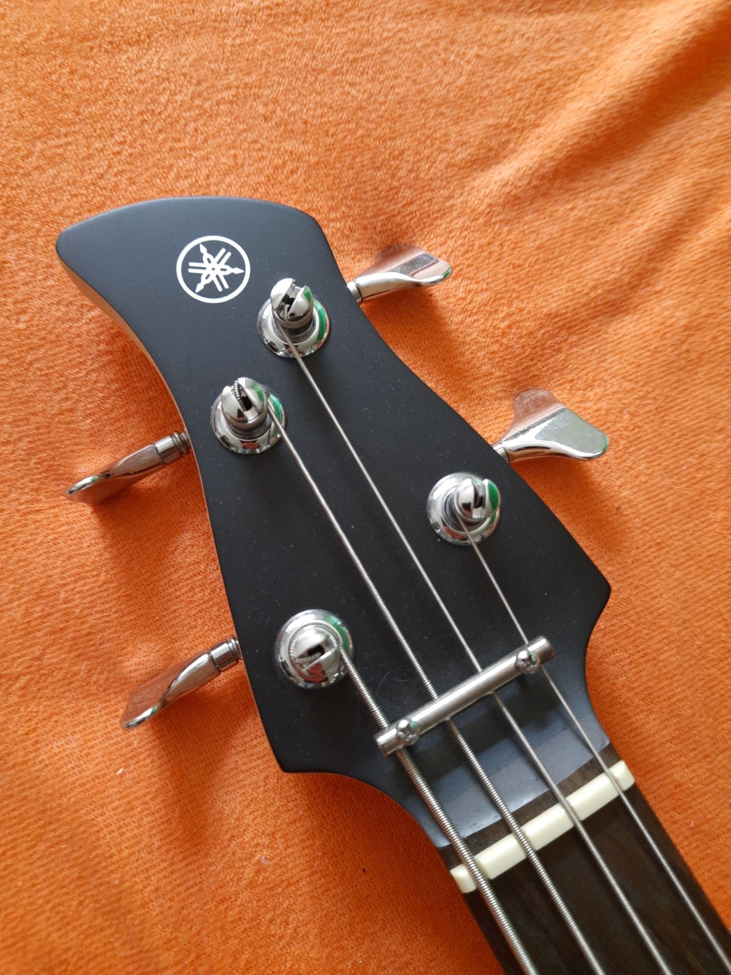 Gitara basowa Yamaha + wzmacniacz + uchwyty do montazu na sciane
