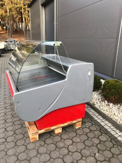 Lada witryna chłodnicza IGLOO dł. 1,4 m. I inne urządzenia.