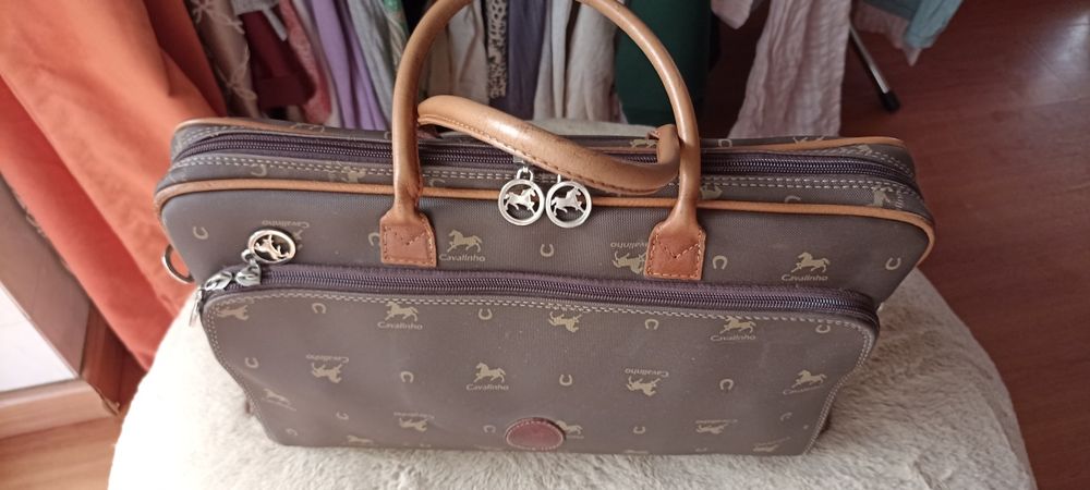 Mala de pele castanha e camel