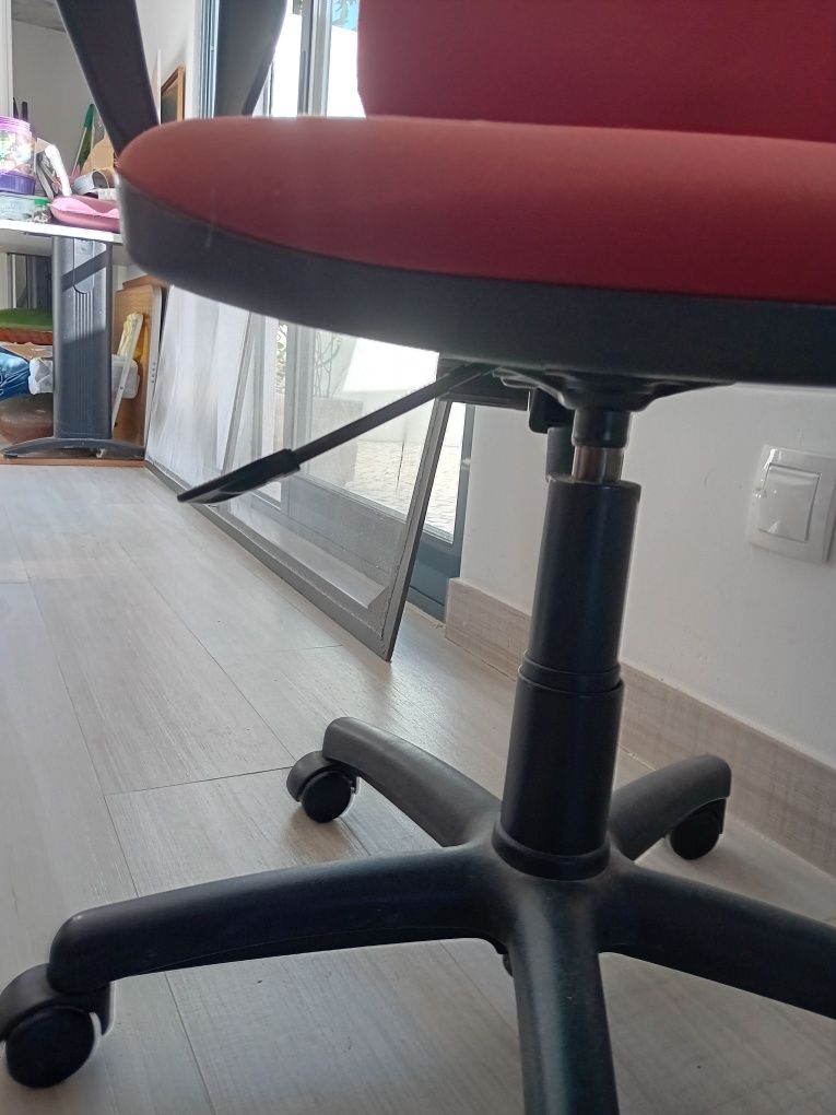 Cadeira para escritório com rodas