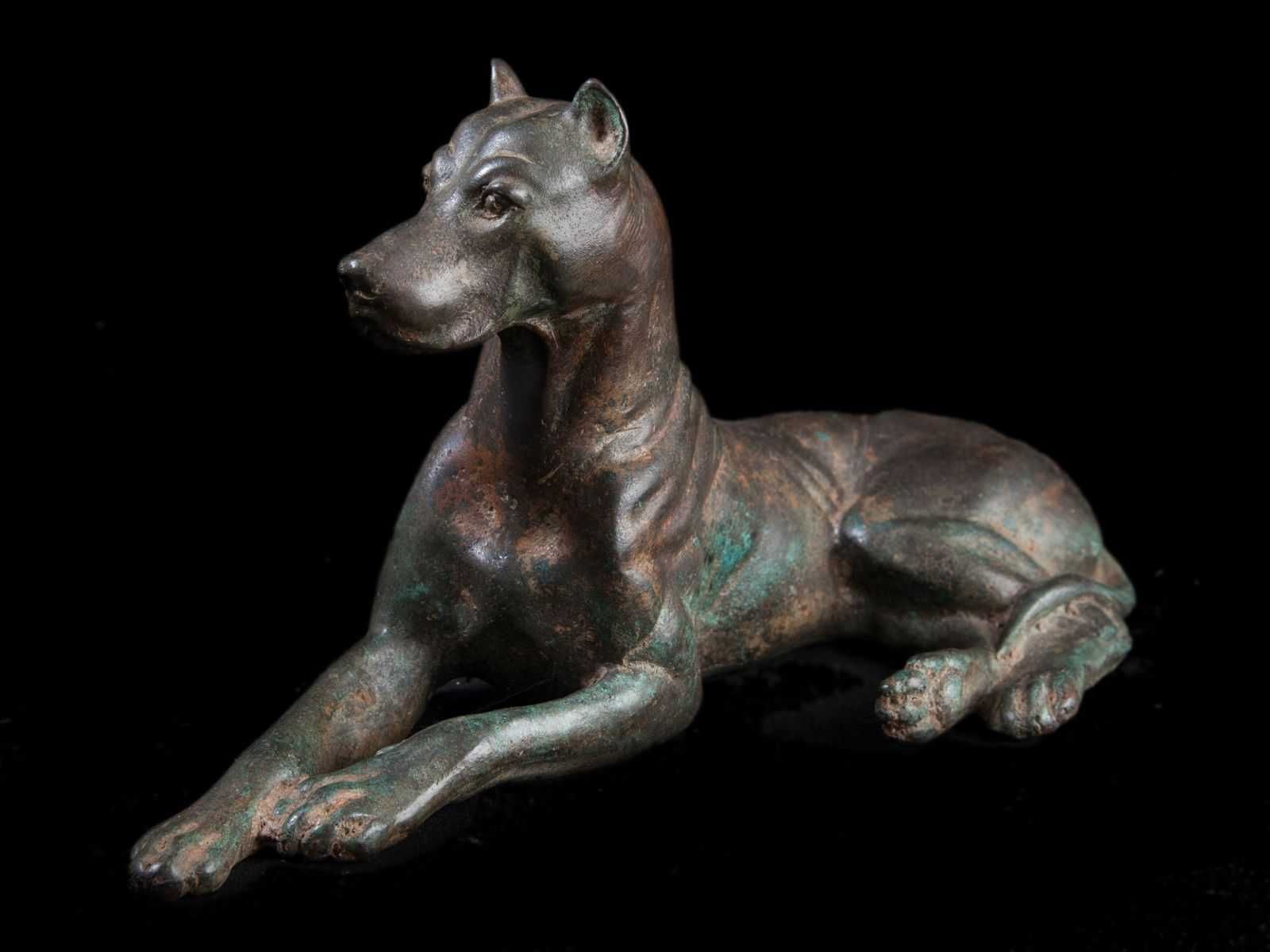 Escultura de Cão Sentado