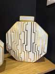 Pote poligono branco e dourado