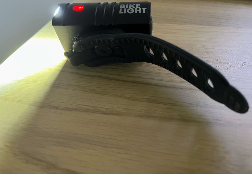 Lampka rowerowa led T6 6 trybow 880mAh, 1000 lumen.