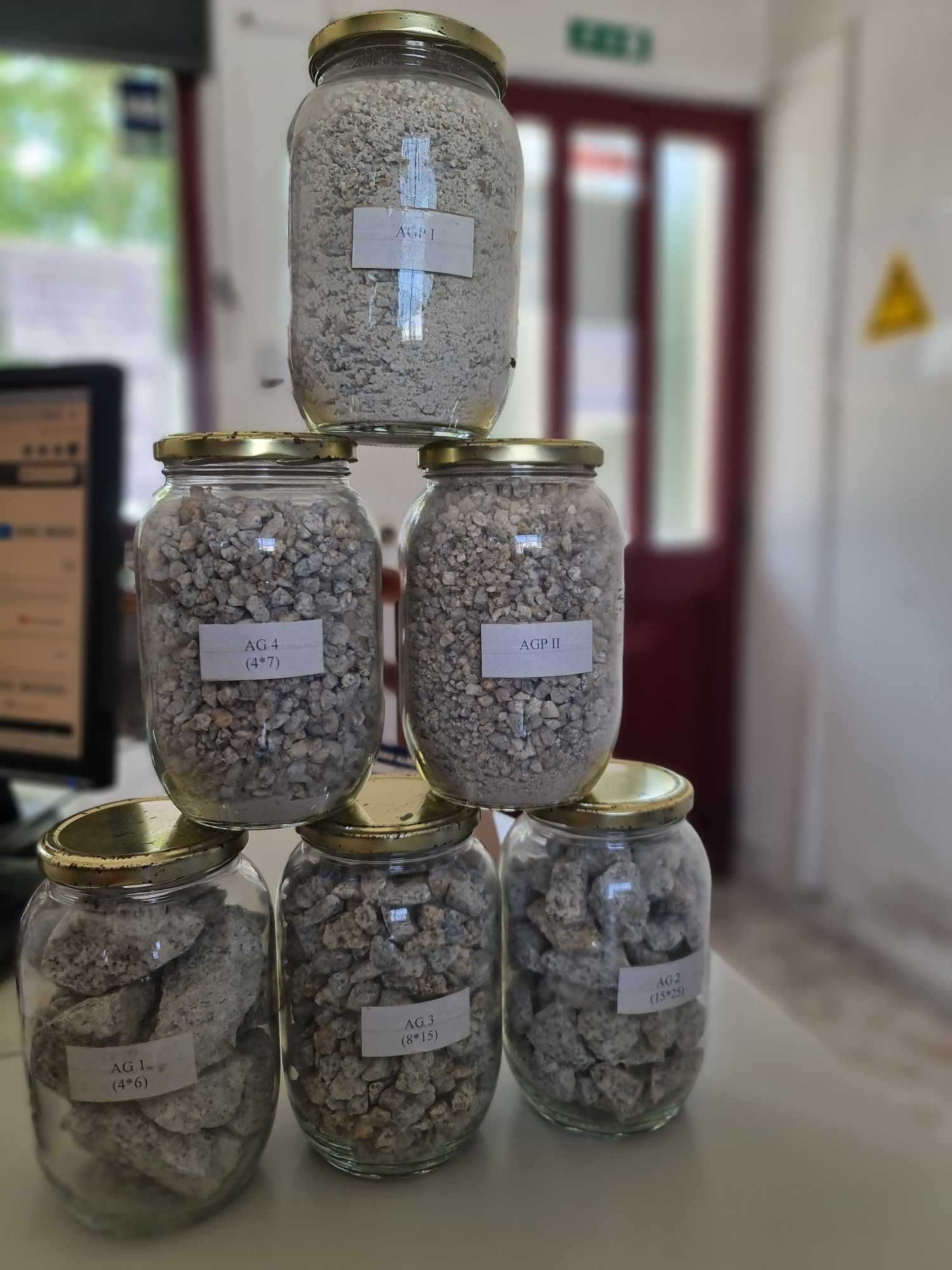 Paralelos de granito, cubos e meios cubos, rústicos ou serrados.