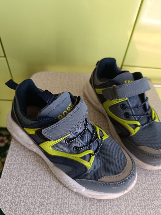 Продам кроссовки на мальчика Tomm