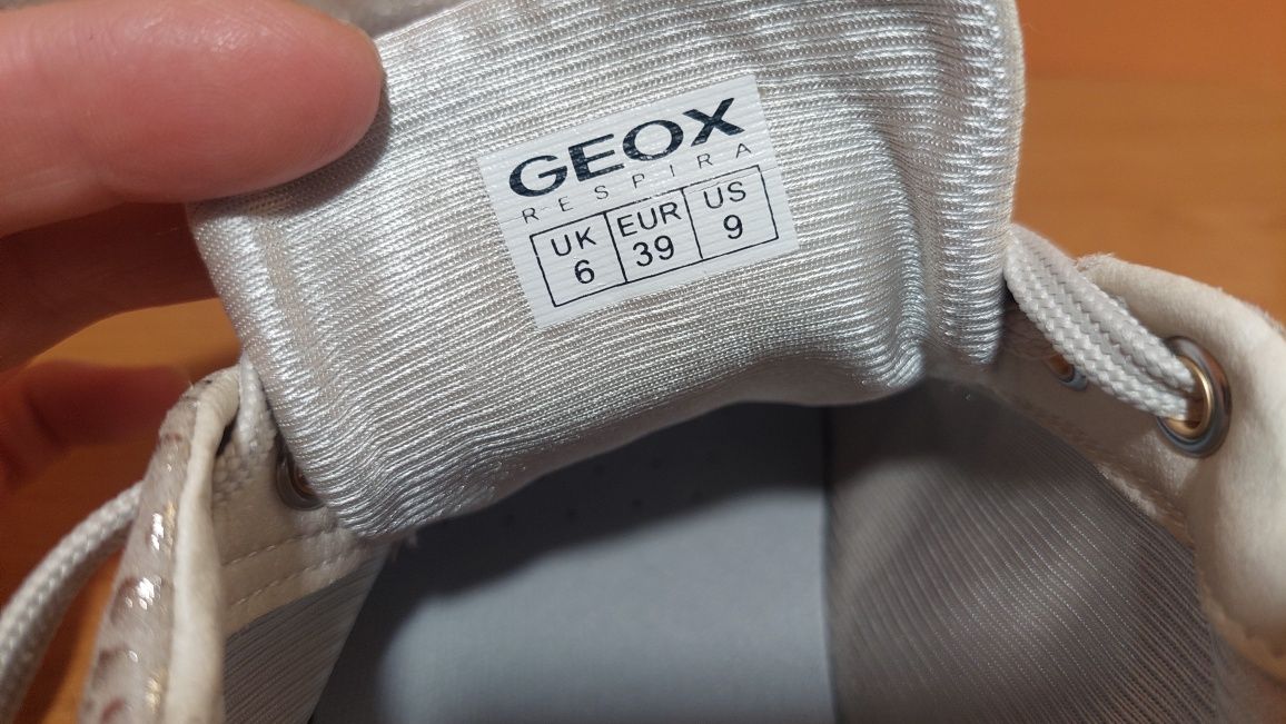 Жіночі шкіряні фірмові кросівки Geox