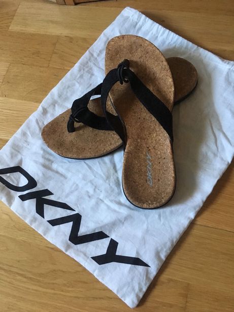 Sandálias em pele/cortiça DKNY