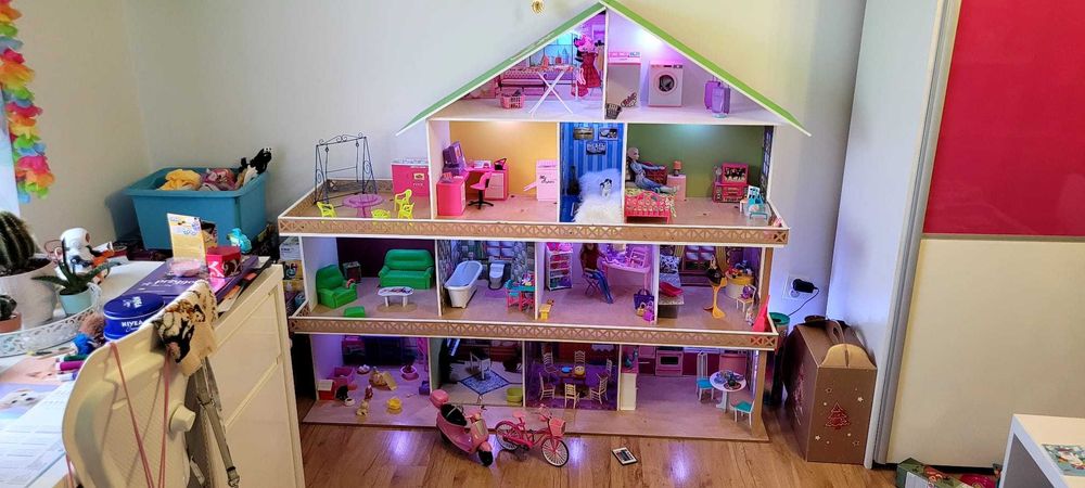 Domek dla lalek Barbie. Wielki, kolorowy, pełen atrakcji.