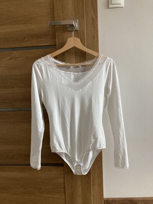 Białe body z koronką promod