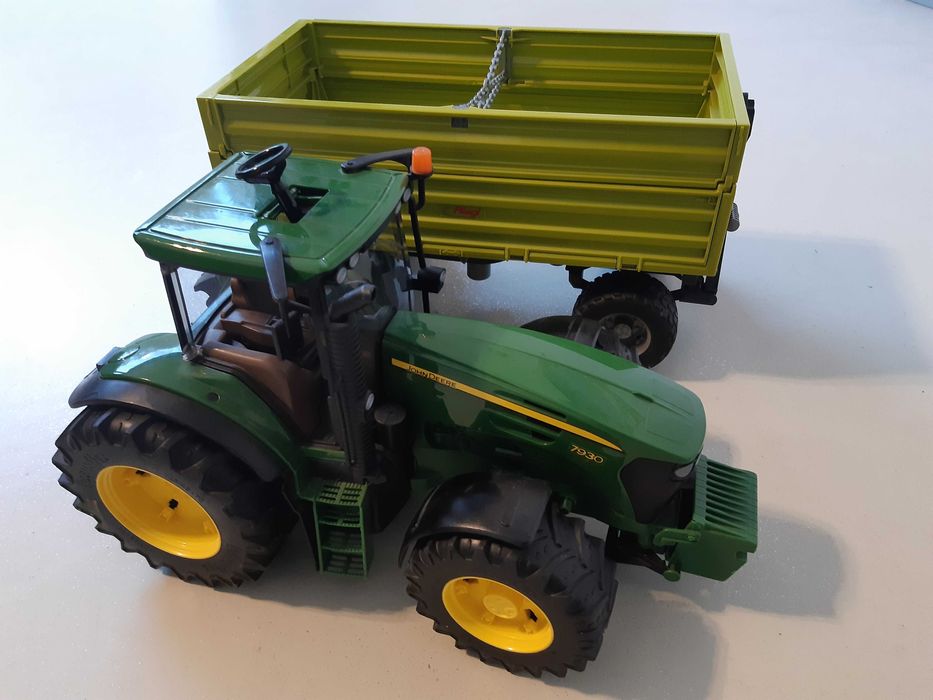 Bruder Ciągnik John Deere zielony + Przyczepa Fliegl do wysypywania
