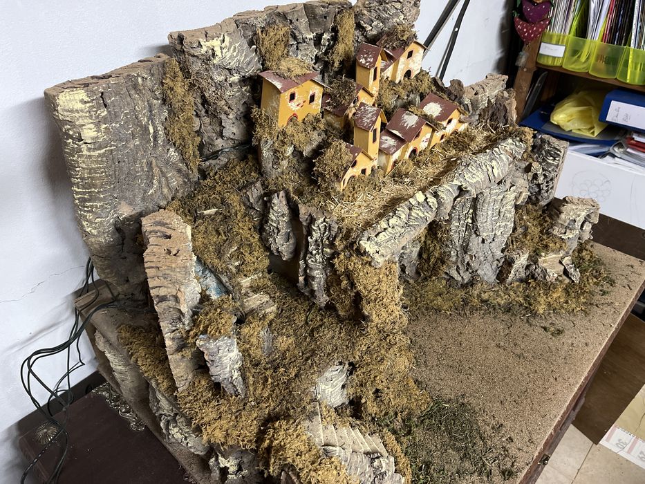 Presépio típico em madeira e cortiça, iluminado 90x60x50cm