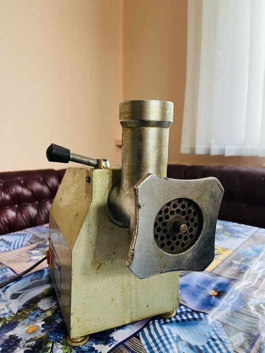 Професійна м'ясорубка ММ12