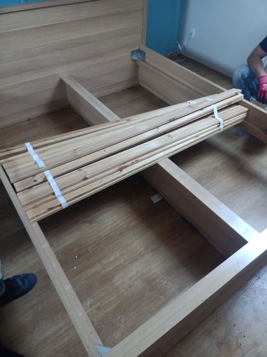 Rama łóżka w kolorze jasnym