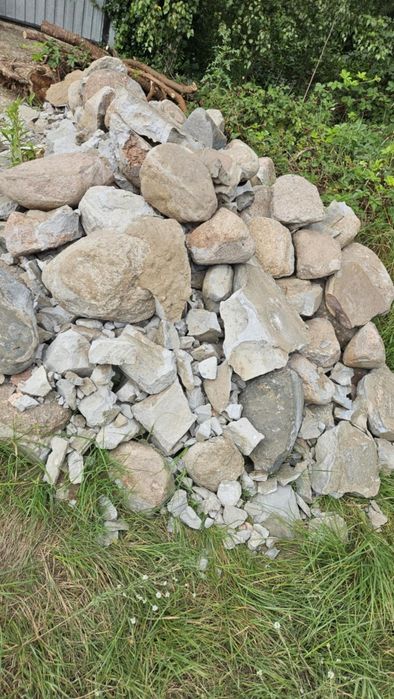 Oddam kamienie i gruz.