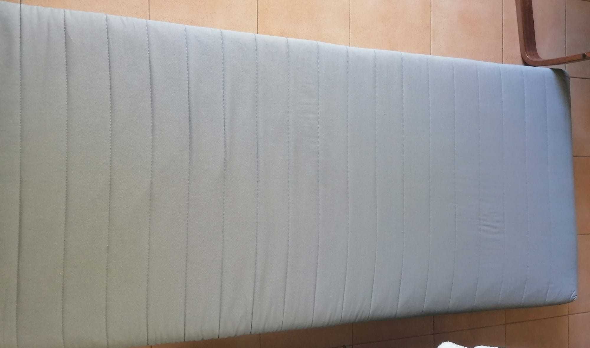 Colchão de espuma de solteiro em bom estado