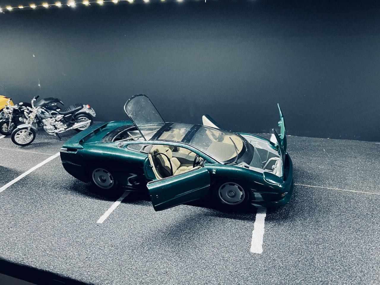 Модель машинка Jaguar xj220 1:18
