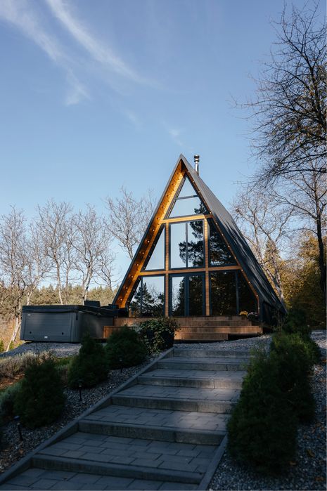 Подобова оренда будиночків з сауною, чаном-джакузі посеред лісу