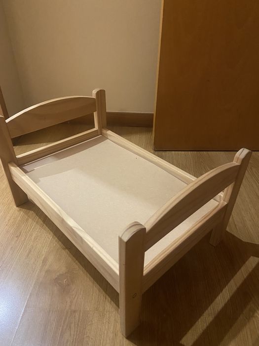 Cama de madeira bonecas