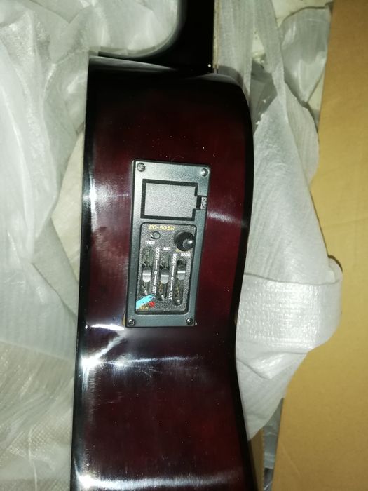 Guitarra eletroacústica cutaway castanha com equalizador