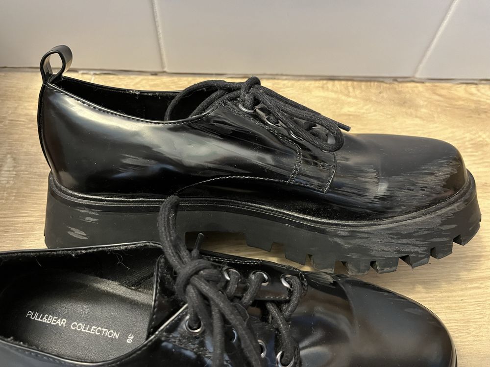 Lakierowane buty oksfordki Pull&Bear w rozmiarze 39