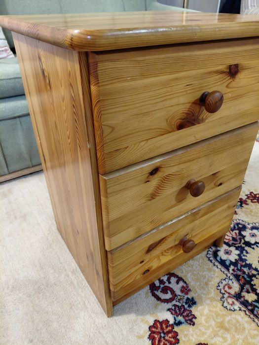 Solidna, drewniana szafka nocna