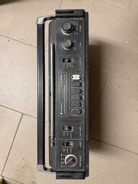 Vintage Boombox Sanyo 4-Band Radio Cassette Stereo – kolekcjonerski