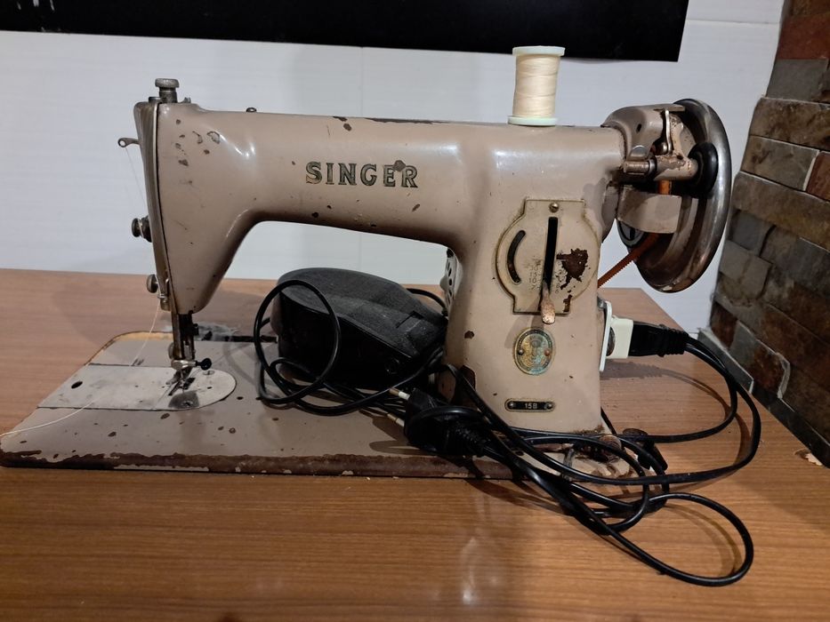 Máquina de costura Singer a funcionar perfeitamente