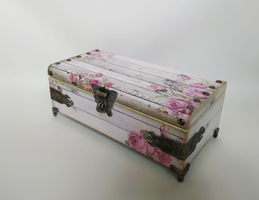 Великий дерев'яний сундук в стилі Шеббі шик